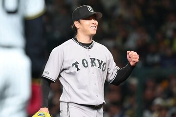 ８回のピンチを封じ、ガッツポーズの巨人・高梨雄平