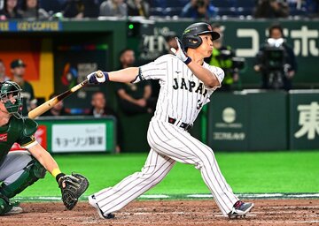 ７回二死から右中間への逆転２ランを放った侍ジャパン・吉田正尚