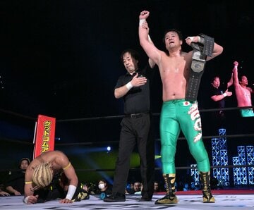 須見和馬(左)に勝利し、勝ち名乗りを受ける田口隆祐