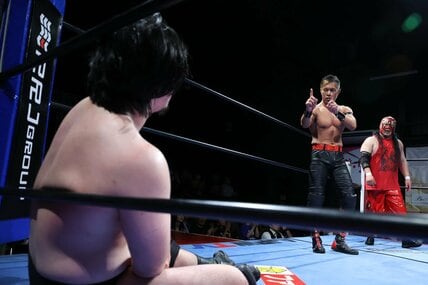 田村男児(左)を破り挑戦表明する土井成樹(中)