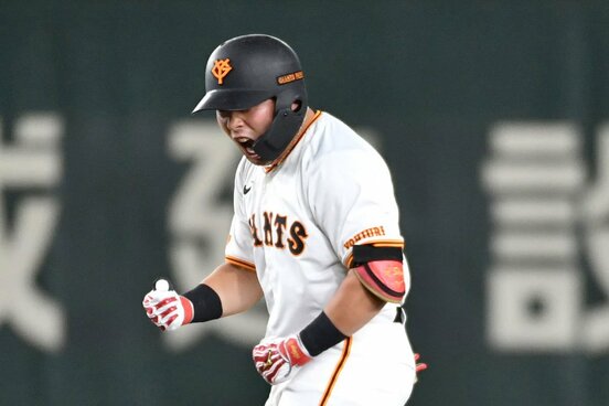 同点となる適時二塁打の浅野はベース上で吠えた！