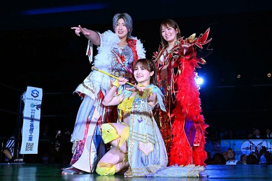 入場する彩羽匠(左)、Sareee(右)、なつぽい