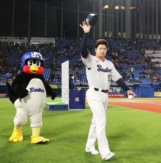 試合後、ファンの声援に応えるヤクルト・村上(右)