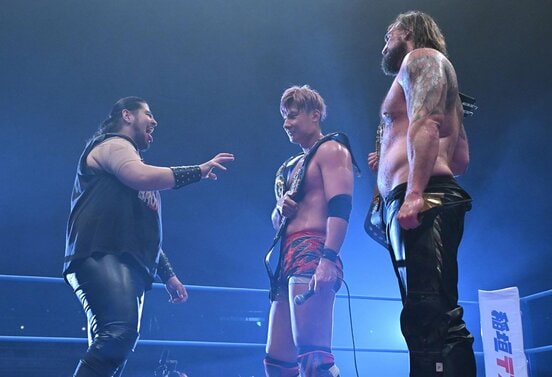 綾部蓮（中）＆タロース（右）に挑戦表明した斉藤レイ