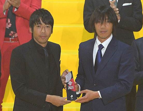 功労選手賞を受賞した中村俊輔氏。左はプレゼンターの中村憲剛氏