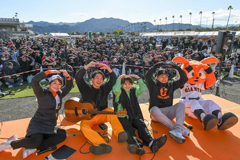 ファンイベントで記念撮影する（左２人目から）ＨＯＮＥＢＯＮＥのＫＡＷＡＧＵＣＨＩとＥＭＩＬＹ、丸佳浩