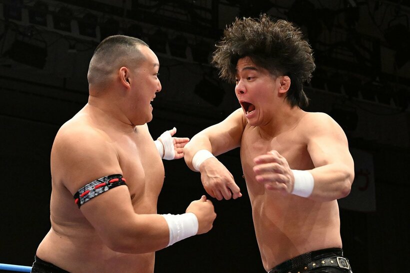 菊田円にエルボーする安齊勇馬