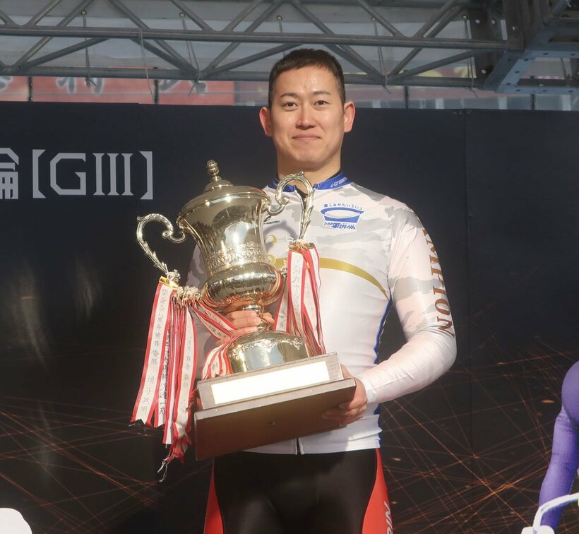 優勝した脇本雄太は「いわき金杯」を掲げて笑顔