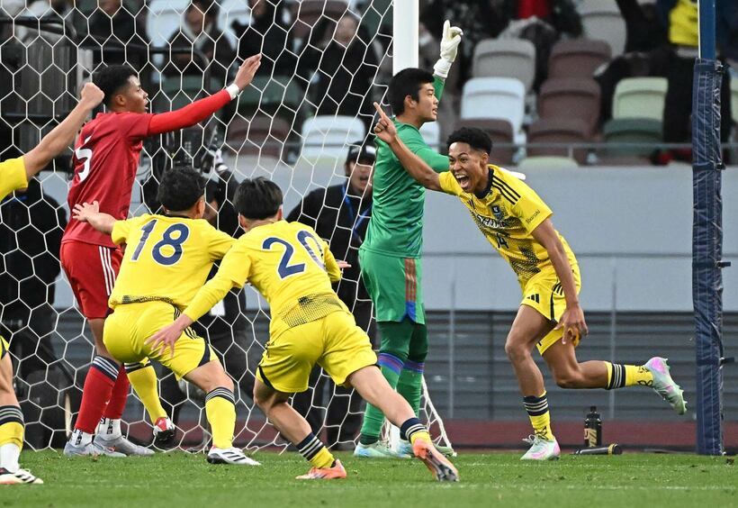 決勝ゴールを決めた鹿島学園・ワーズィージェイヴェン勝（右）