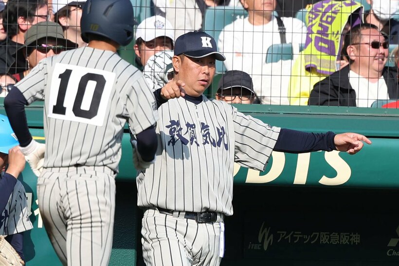 ナインに指示を出す敦賀気比の東監督