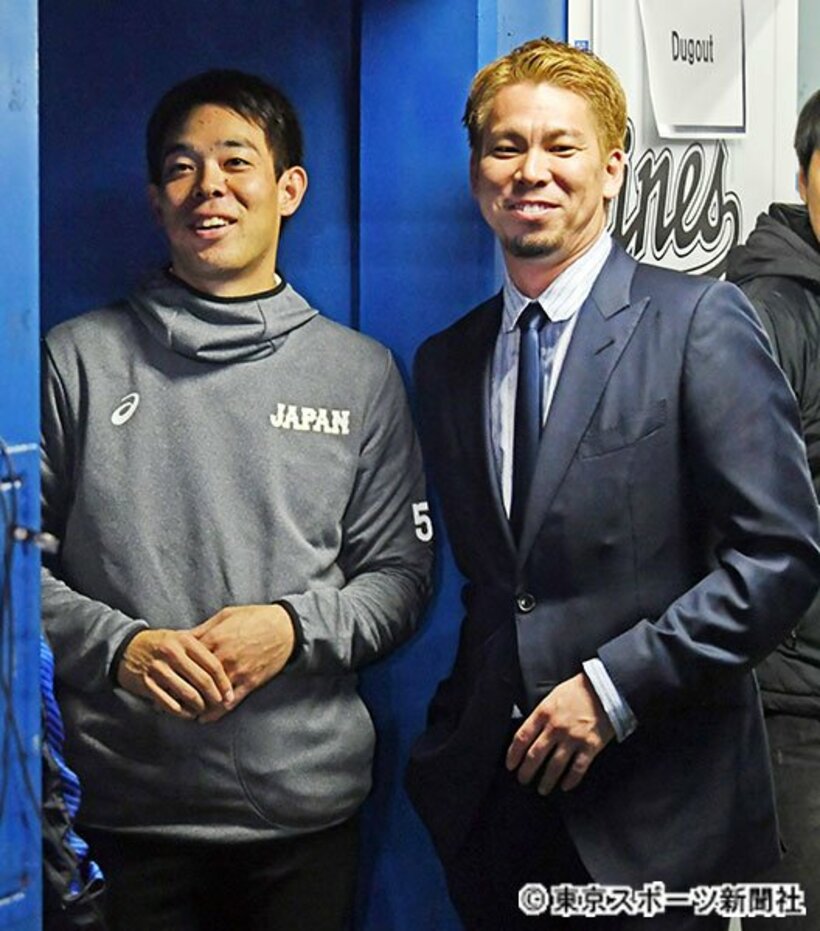  ドジャースの前田健太（右）と談笑する秋山翔吾
