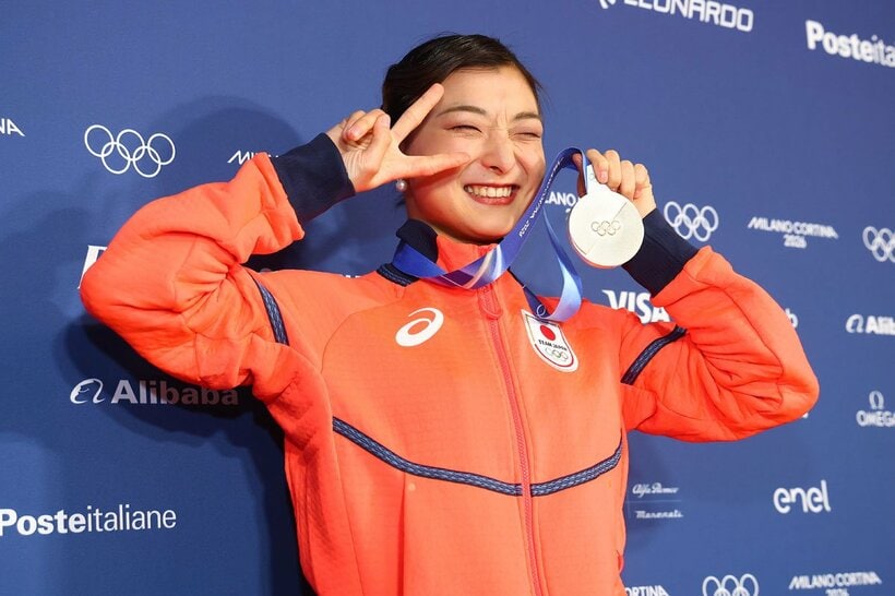 銀メダルを手にポーズを決める坂本花織