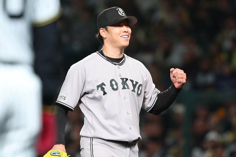 ８回のピンチを封じ、ガッツポーズの巨人・高梨雄平