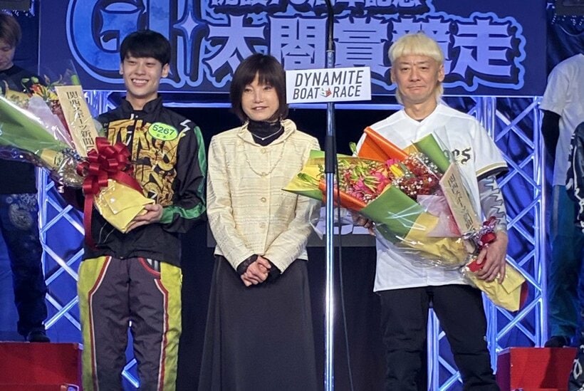 右から湯川浩司、日高逸子さん、石本裕武