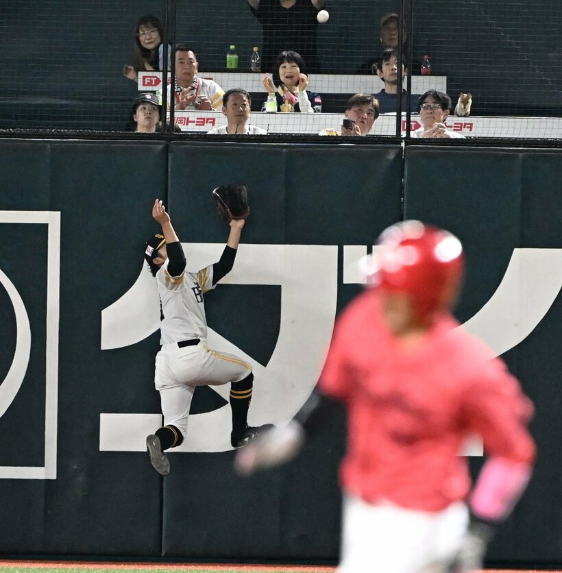 大飛球を追う山本恵大