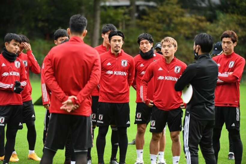  まずはカメルーン戦に臨む日本代表ＭＦ堂安律（右から３人目＝©ＪＦＡ）