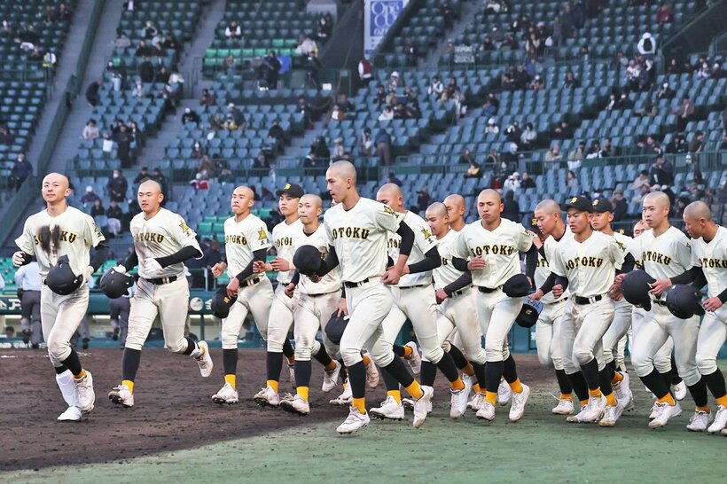 延長10回の激闘の末、初戦敗退となった崇徳ナイン