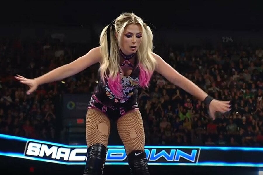 アスカの動き困惑するアレクサ・ブリス（©AbemaTV, Inc.）