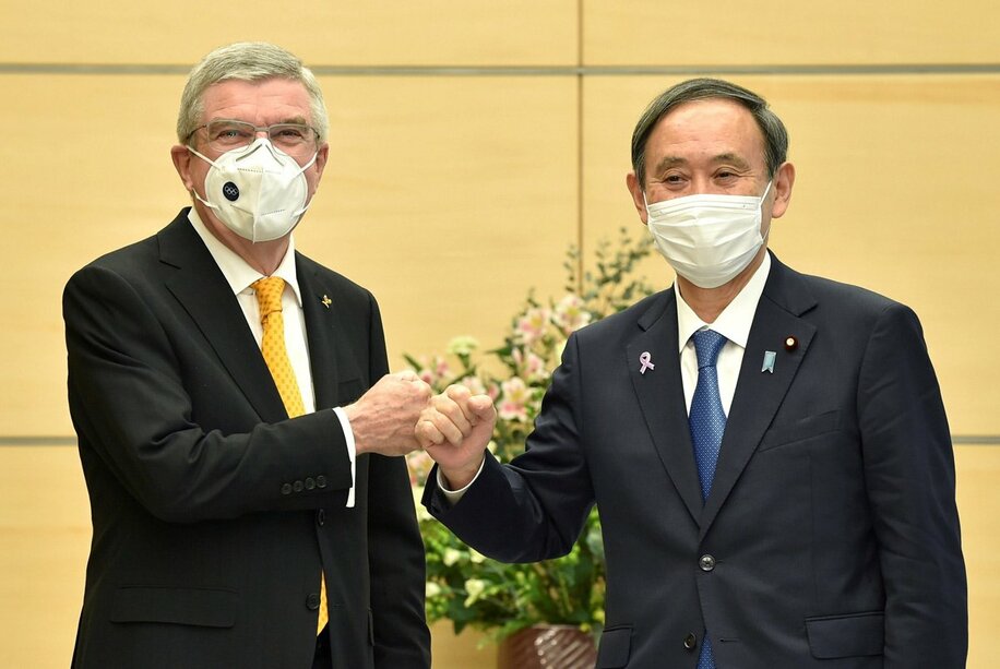  東京五輪を決行し、現在の状況をもたらしたバッハ会長(左)と菅首相（ロイター）