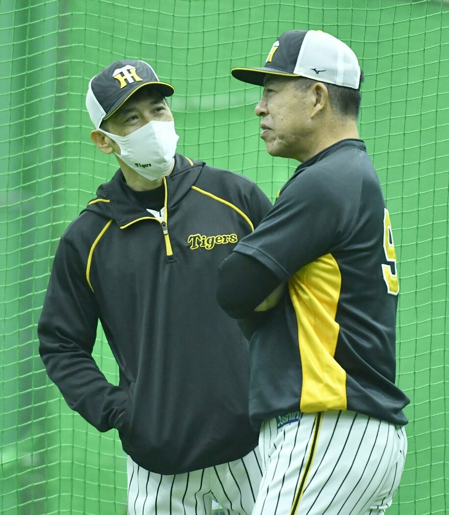  井上ヘッドコーチ（右）と会話する矢野監督（東スポWeb）