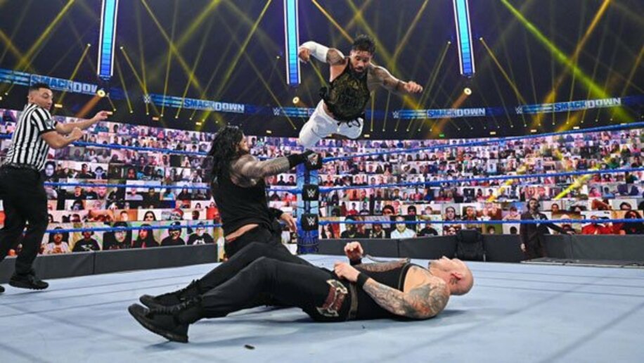 コービン（下）にフロッグスプラッシュを放つジェイ（上）。左はレインズ（©2020　WWE,　Inc.　All　Rights　Reserved.）