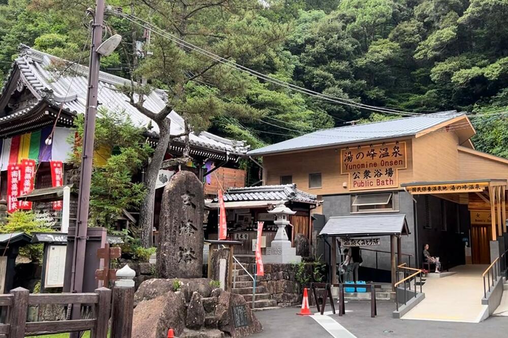 「湯の峰温泉公衆浴場」は温泉好きにとって特別な場所です