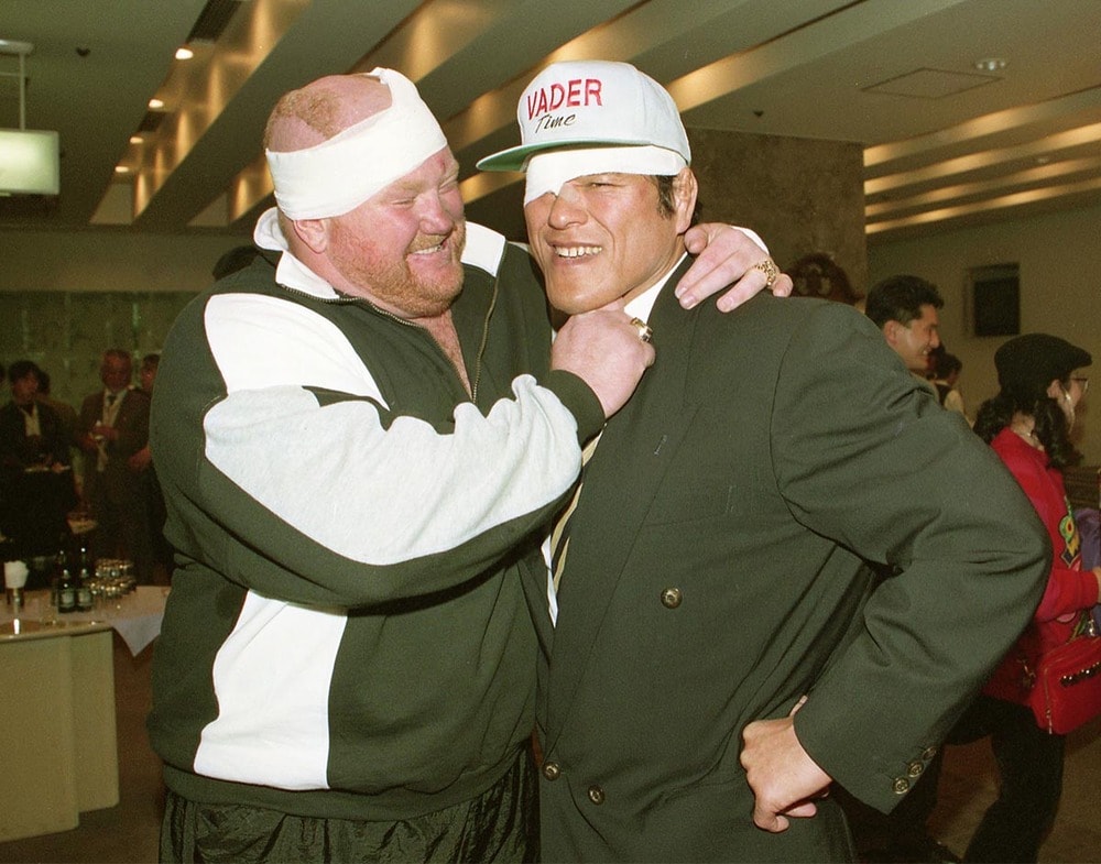 打ち上げパーティーで猪木（右）をたたえるベイダー（１９９６年１月、東京ドーム）