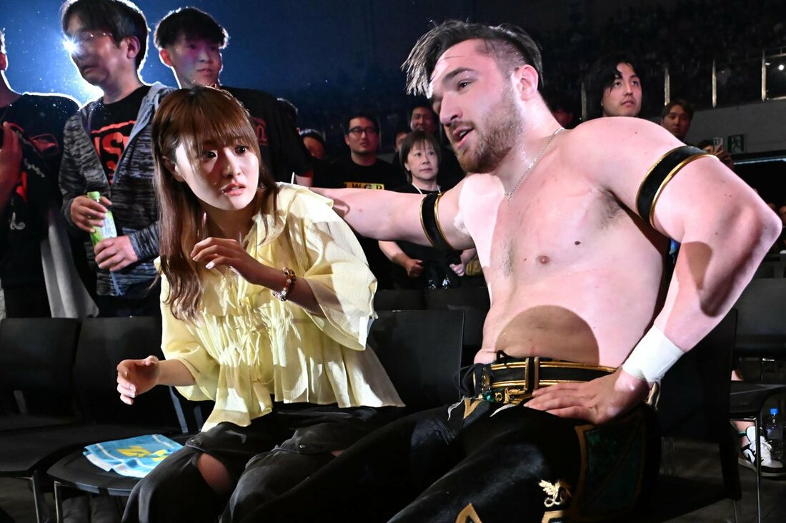 観戦に訪れた鷹木の妻・なつぽい(左)にちょっかいを出すカラム・ニューマン