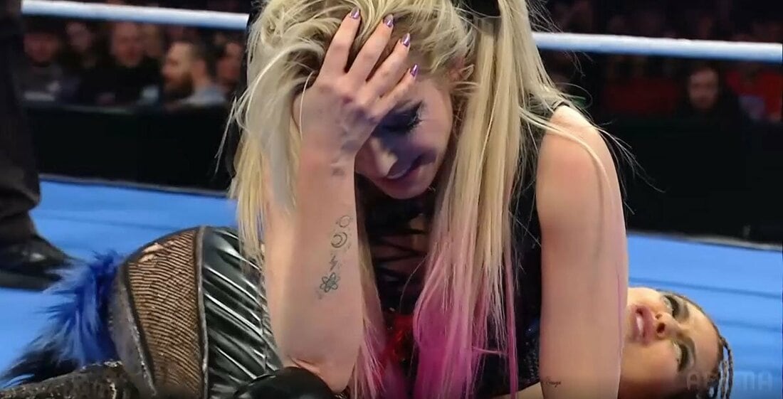 ジュリア(奥)からフォールを奪えず、頭を抱えるアレクサ・ブリス（©AbemaTV, Inc.）