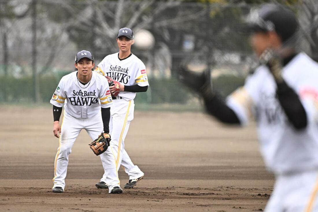 特守をうける野村勇と庄子雄大(左から2人目)