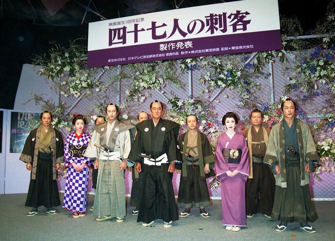 岩城滉一(右端)と映画で共演していた故高倉健さん(中央=1994年)