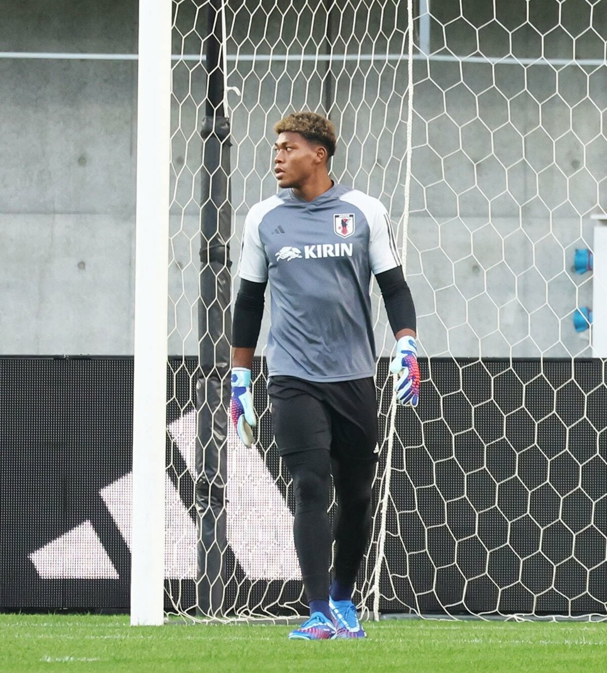 日本代表】世界注目の〝怪物GK〟鈴木彩艶 ついにフルメンバー