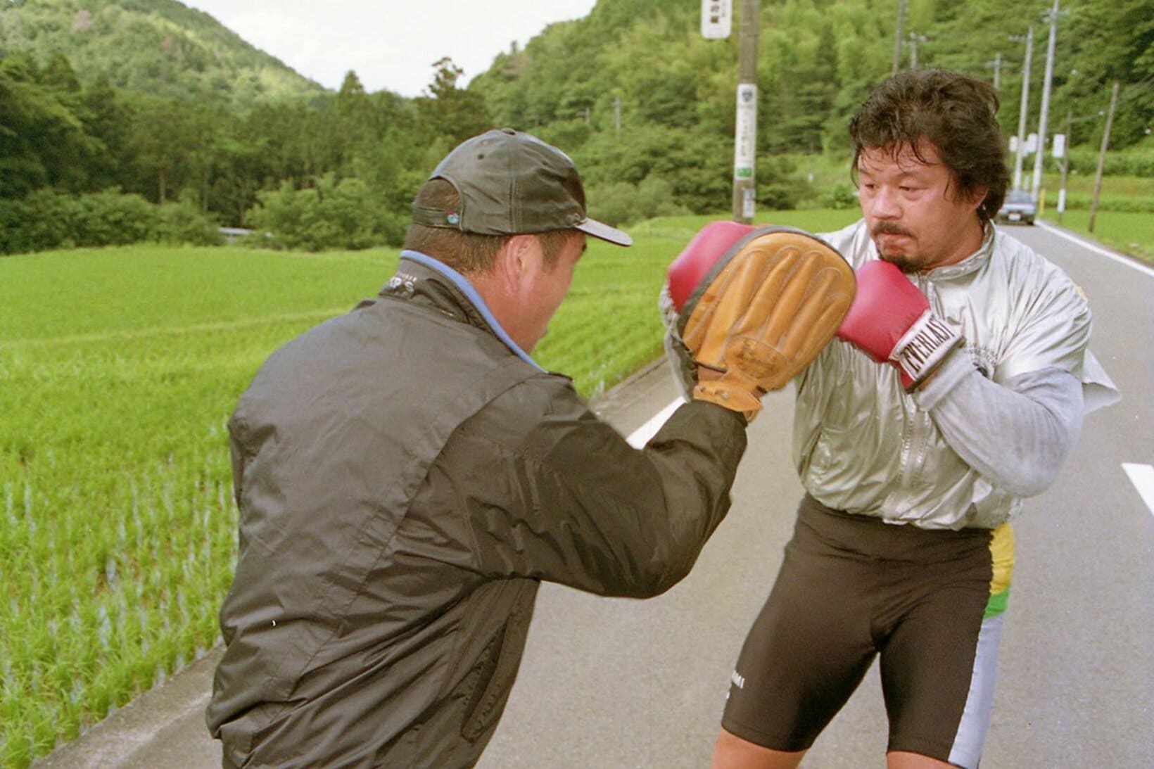 ガッツ石松（左）とミット打ちする藤波辰爾（１９９２年）