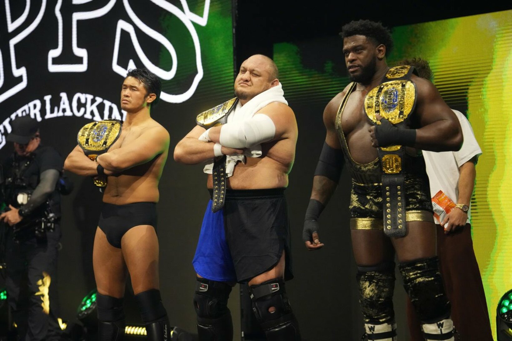 ベルトとともに入場の柴田勝頼(左)、サモア・ジョー(中)、パワーハウス・ホブス （ⒸAll Elite Wrestling）