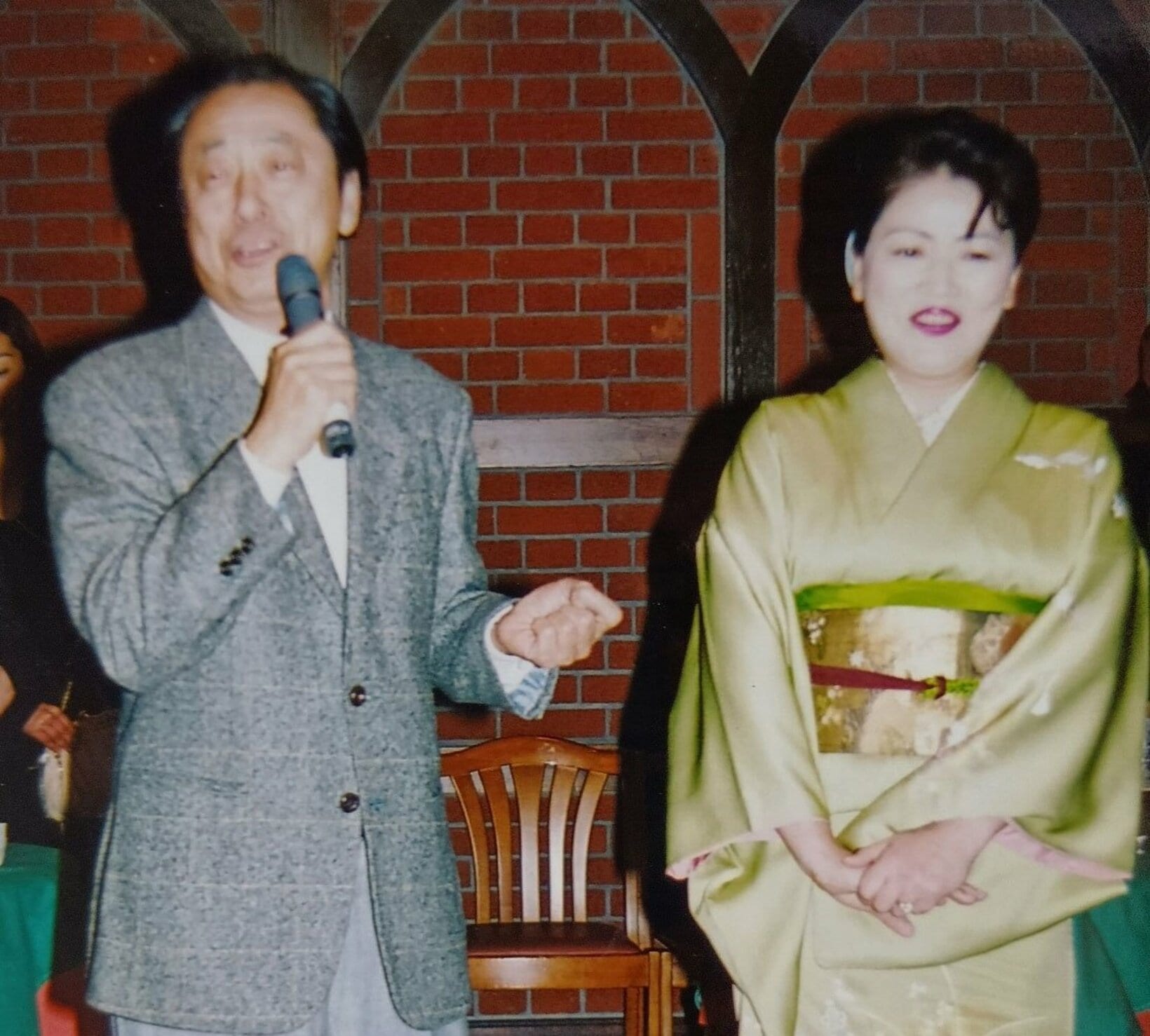 第２７期王座の祝賀会で〝ミスター麻雀〟こと小島武夫㊧から祝辞を受ける