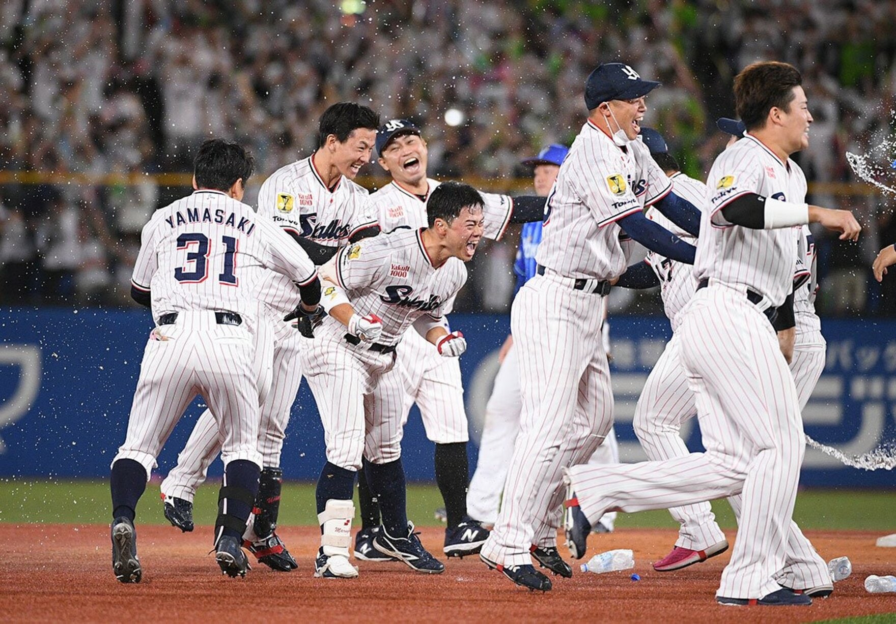 9回一死、サヨナラタイムリーを放った丸山和郁（中央）