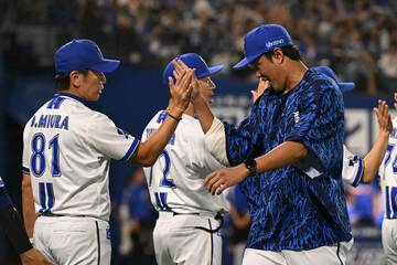 試合後にハイタッチする三浦監督（左）と藤浪晋太郎