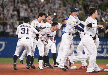9回一死、サヨナラタイムリーを放った丸山和郁（中央）