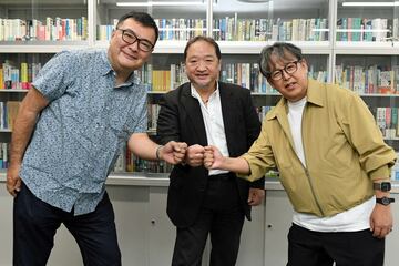 対談後に平鍋幸治東京スポーツ新聞社社長（中央）とグータッチする長内教授（左）と渡辺氏.