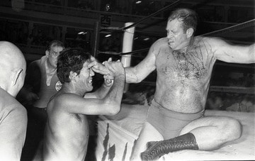 フリッツ・フォン・エリック(右)はジャイアント馬場にガッチリとアイアンクローを決めた（1975年7月、日大講堂）