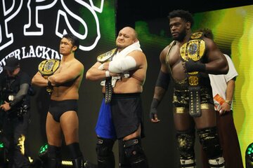 ベルトとともに入場の柴田勝頼(左)、サモア・ジョー(中)、パワーハウス・ホブス （ⒸAll Elite Wrestling）