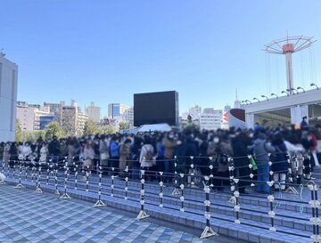 羽生グッズを求め午前中から多くのファンが並んだ