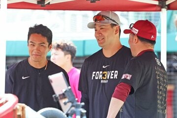 試合前にはかつて楽天にいた巨人・則本昂大(左)、田中将大(中)と談笑していた三木監督