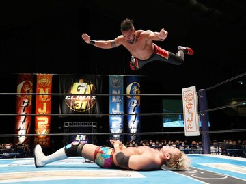  オカダ（下）を攻め込むタマ・トンガ（新日本プロレス提供）