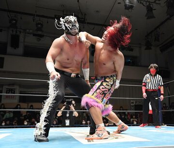  激しい攻防を繰り広げたデスペラード（左）と高橋ヒロム