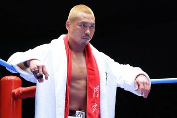「闘魂ＳＴＹＬＥ」の文字が入ったガウン、赤い闘魂タオルを巻いてリングに登場した中嶋勝彦