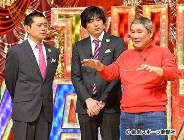 日本芸能大賞に輝いた博多華丸・大吉。右はたけし