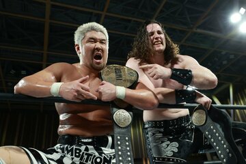 リーグ戦初勝利飾ったK.O.BのYuto-Ice(左)とOSKAR