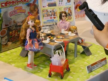  家族でバーベキューを楽しむリカちゃん