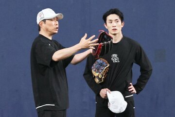 ソフトバンク・小久保監督(左)と周東佑京